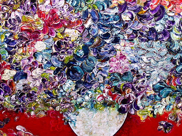 Fleurs fraîches sur fond rouge